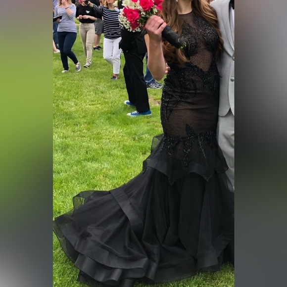 Elegant Black Evening Gown - Picture 2 of 5